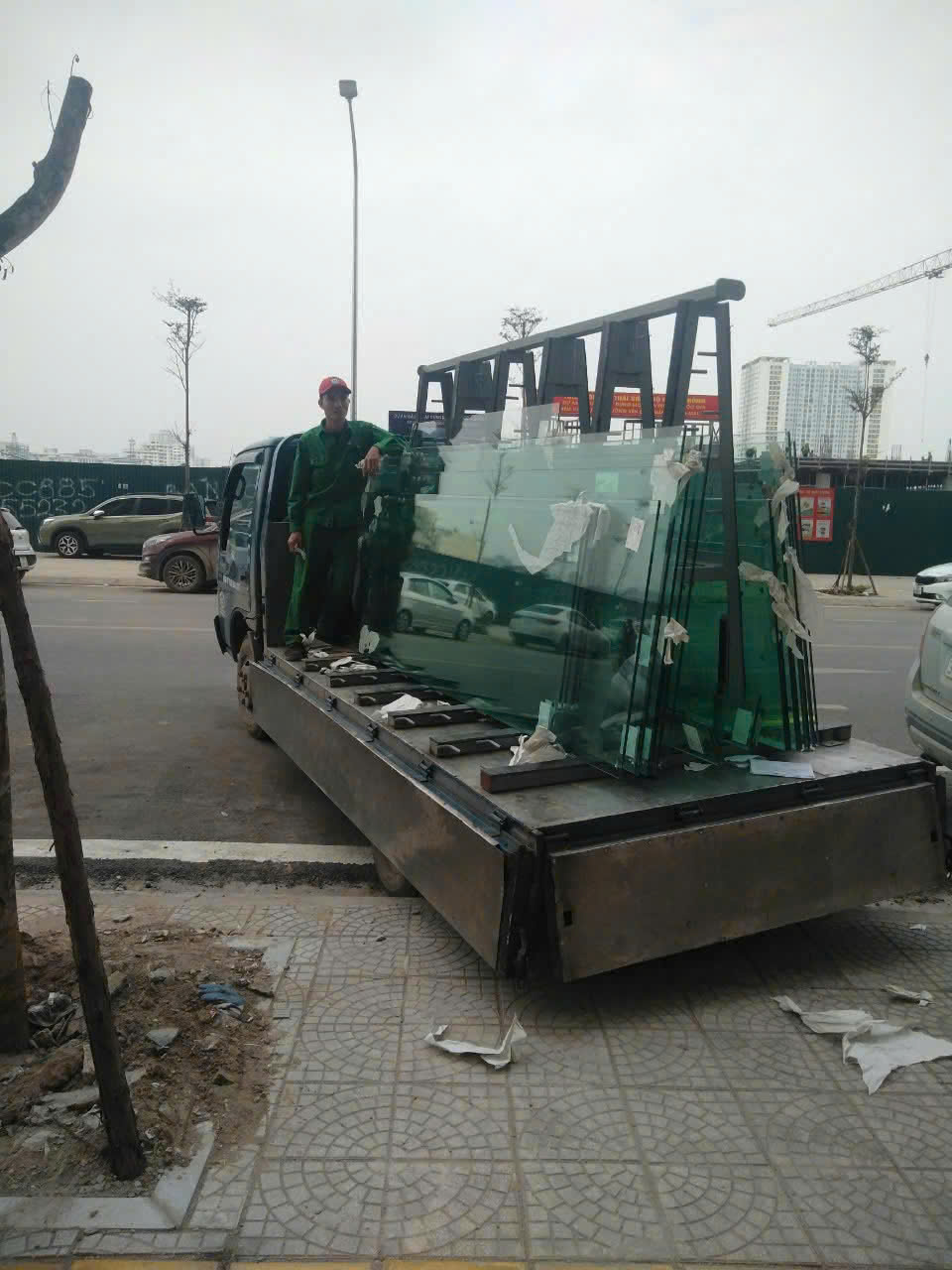 Các tấm kính màu xanh được vận chuyển trên xe tải chuyên dụng 